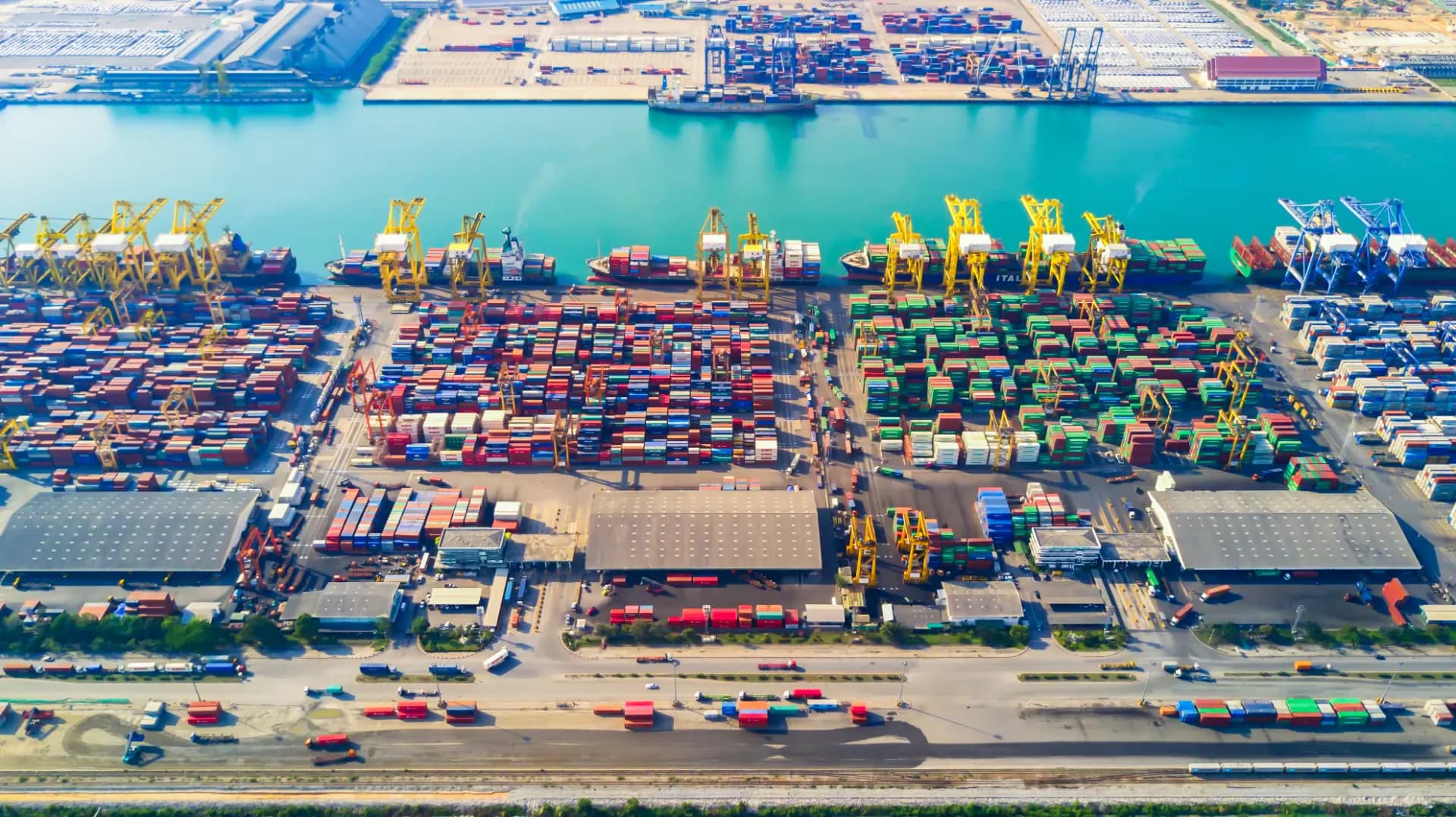 Container ship seen from above in a port, illustrating container fleet growth