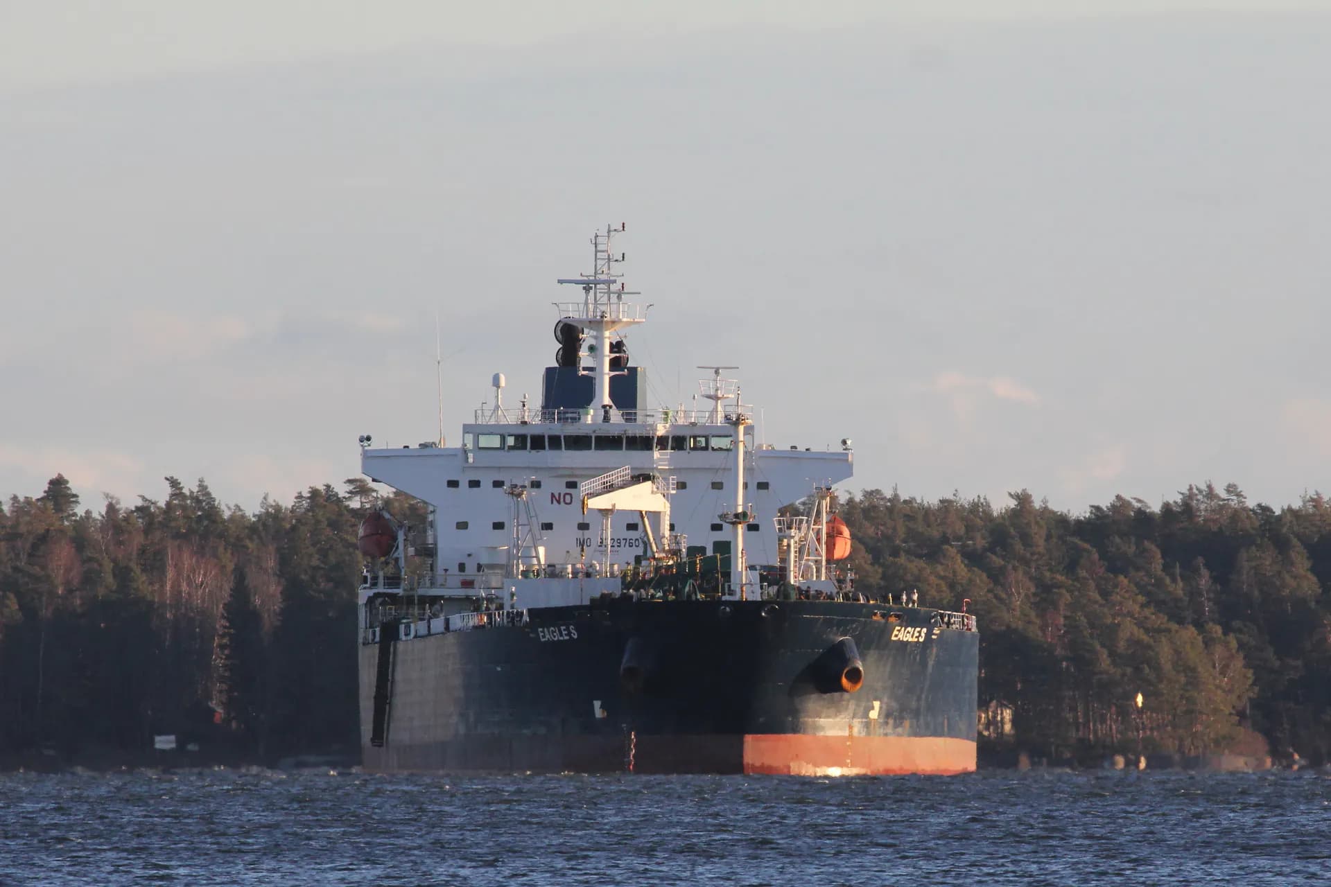 Cover image for "France fines shadow-fleet tanker owner EUR 1m over false flag"