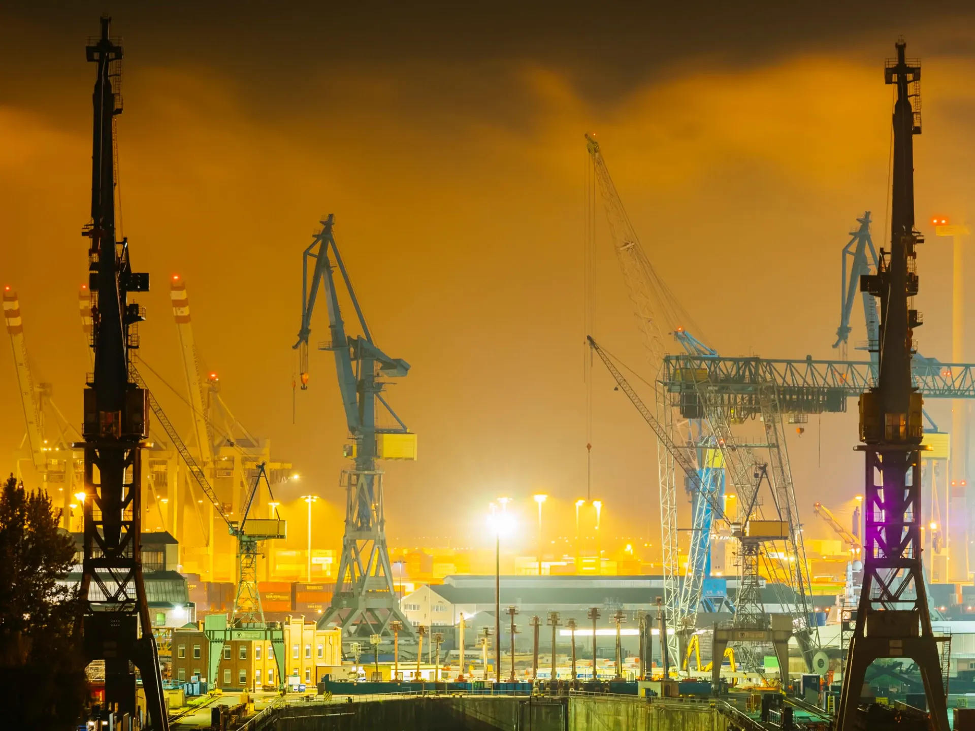 Six ports stopped as the union seeks 8.2 percent against an employer offer of 5.1