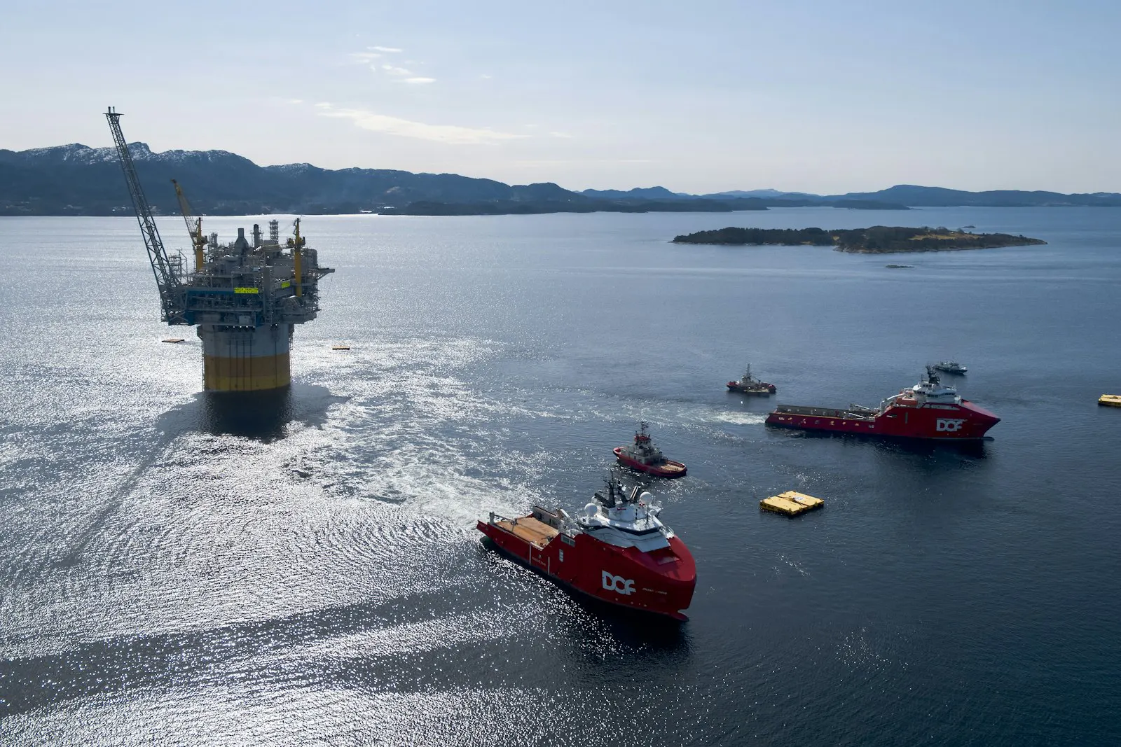 Offshore rig under tow by support vessels